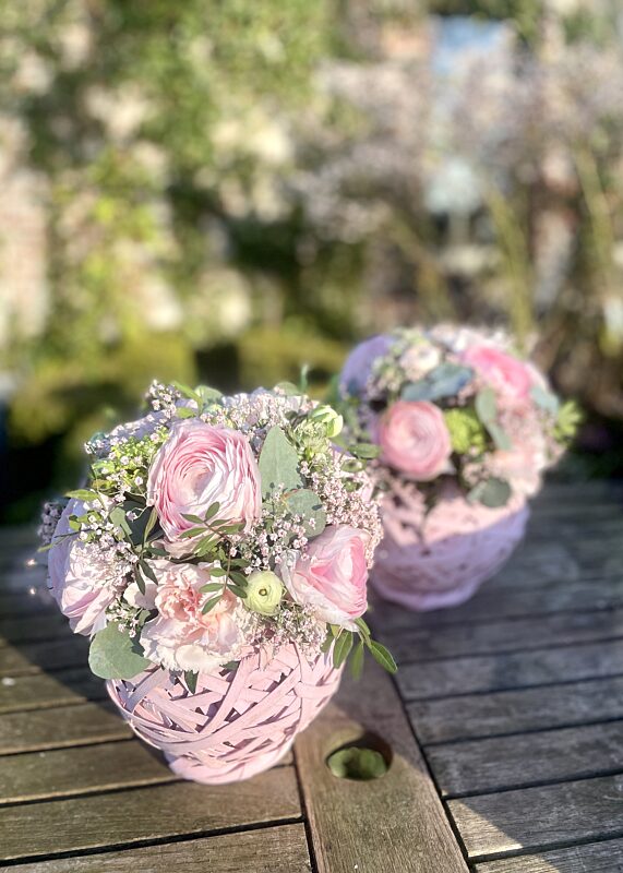 Catch bloemstuk in roze nestmandje