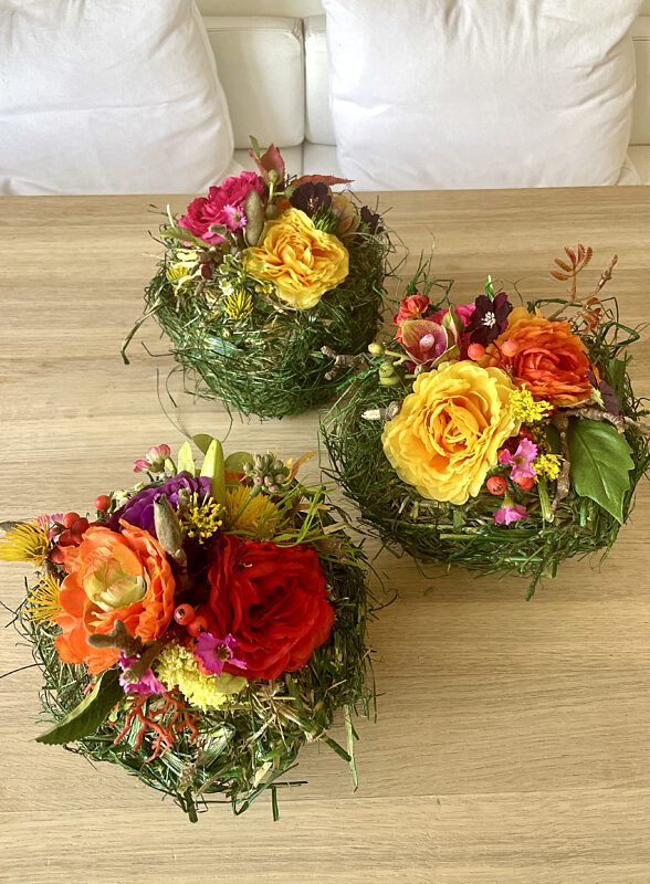 Catch bloemstuk mix van felkleurige kunstbloemekes