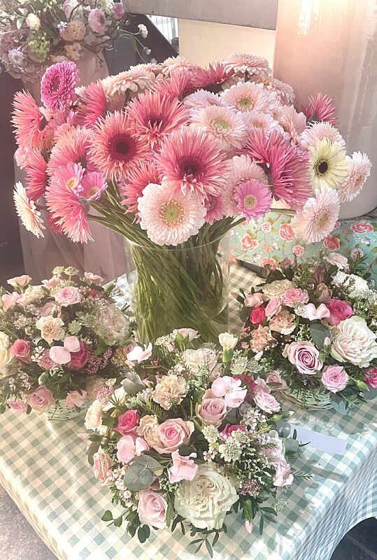Catch bloemstuk zacht roze