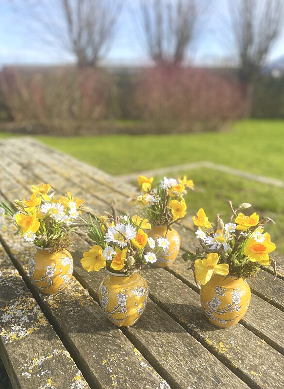 Catch gele vaasjes met kunstbloemekes