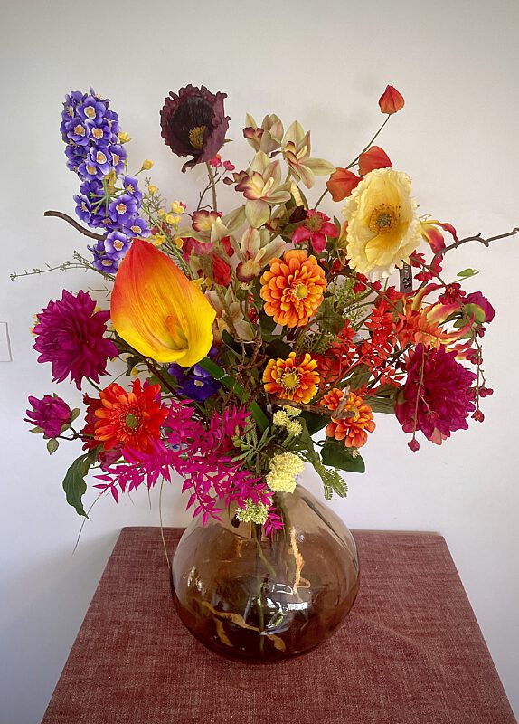 Catch grote glazen vaas met mix van felkleurige kunstbloemen