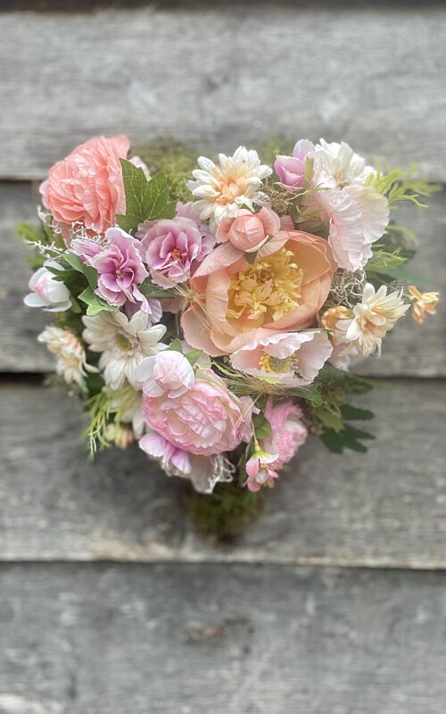 Catch hart in mosvorm met kunstbloemen gevuld