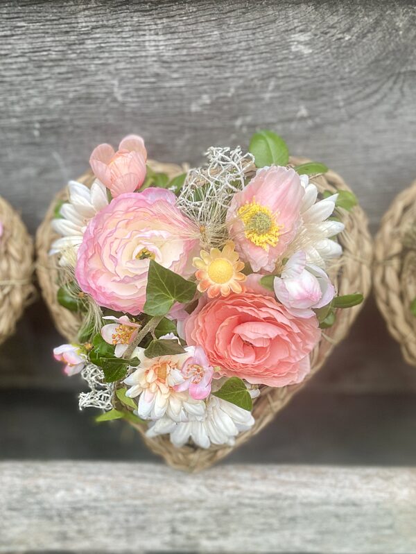 Catch hartje in rietwerk met kunstbloemekes gevuld