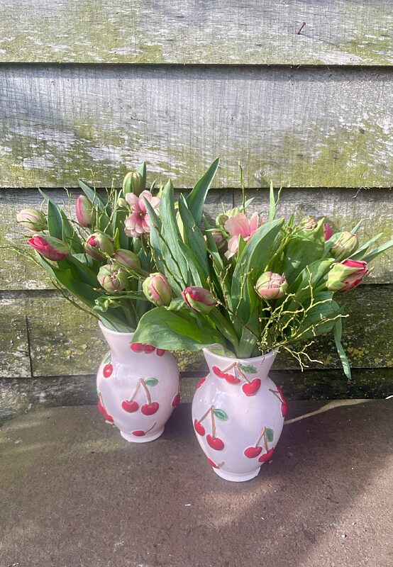 Catch kersenvaas met tulpenboeket