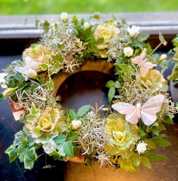 Catch krans met vaste plantjes wit