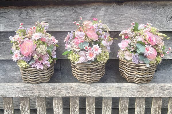 Catch kunstbloemen in mand roze grijs
