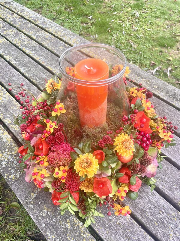 Catch maxi globe met kaars in krans met kunstbloemen