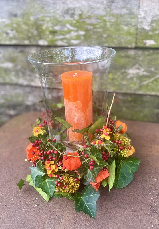 Catch midi globe met kaars in krans met passende bloemen