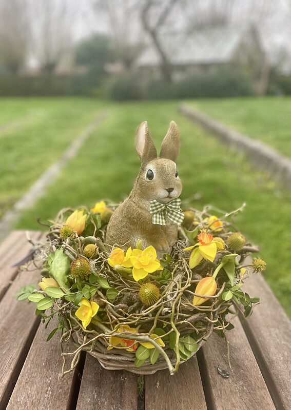 Catch piet konijn in paasmand