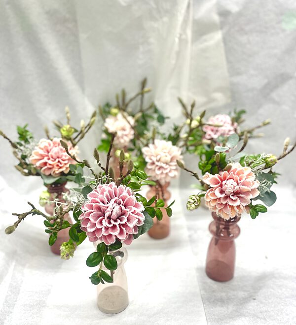 Catch roze of wit vazeke met kunstbloemen