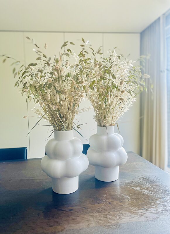 Catch witte organische vazen met fijne droogbloemen wit